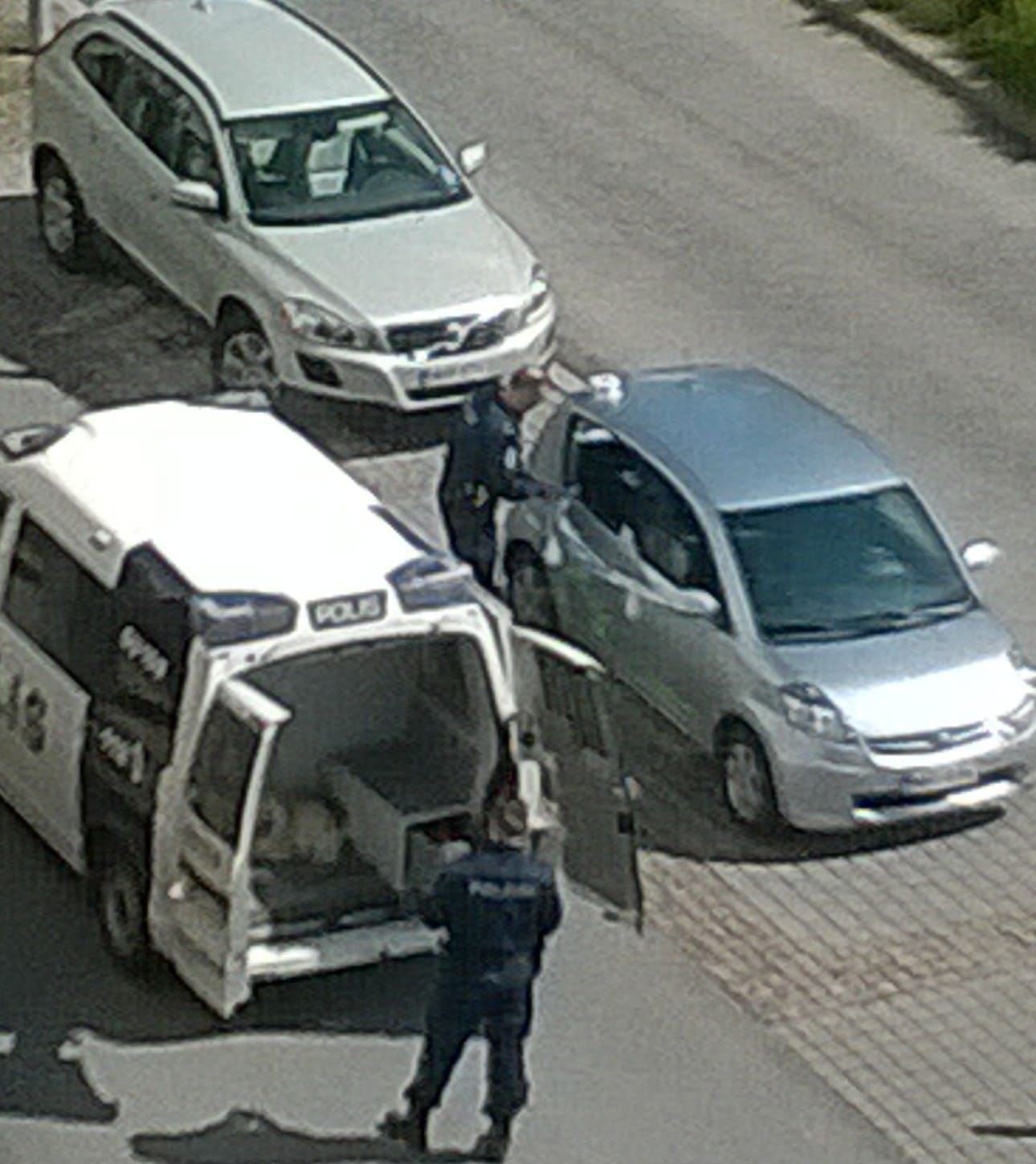 Poliisit pelastivat autoon jätetyn koiran sunnuntaina Etu-Lyötyssä.