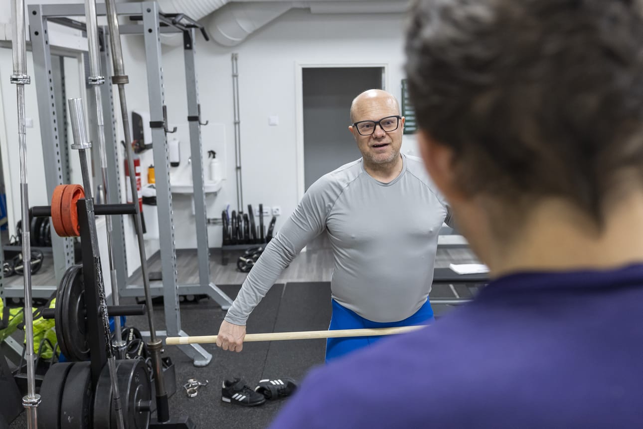 Posion kuntalaisaloitteessa ehdotetaan, että 65 vuotta täyttäneet kuntalaiset pääsisivät maksutta Posion Taikasali -kuntosalille. Kuva on otettu 6.2. 2026 aikuisten painonnostokoulusta, jota vetää valmentaja Jouni Lohi.