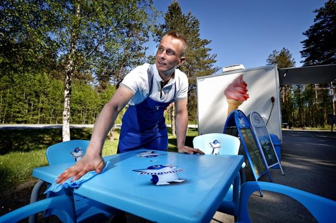 Toukokuun kelit ovat olleet hyvät ja asiakkaita on pehmiskioskeilla riittänyt, Lari Rintamäki kertoo. KUVA: TOMI KOSONEN