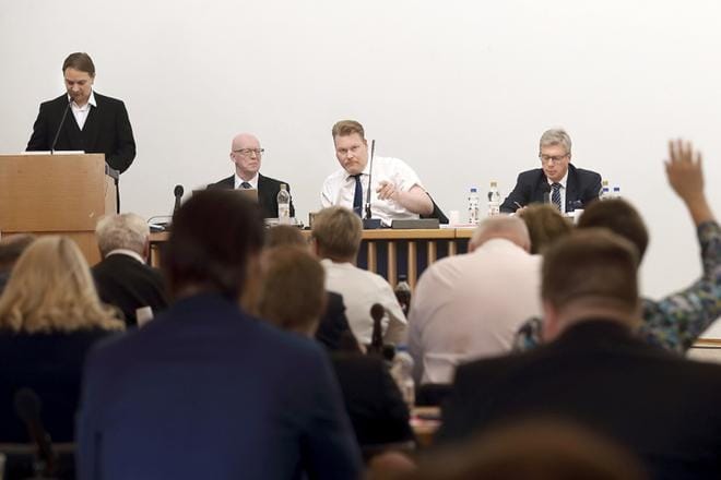 Vihreiden ryhmäpuhuja Tuomas Ojajärvi sai suunvuoron ensimmäisenä. Valtuuston puheenjohtaja Kimmo Heinonen (keskellä) piti kokouksen näpeissään hallintojohtaja Jari Jokisen (vasemmalla) ja kaupunginjohtaja Jorma Rasinmäen kanssa. Puheenvuoroa oli pyytämässä keskustan ryhmäjohtaja Irene Turenius. KUVA: HEIKKI HAKANEN