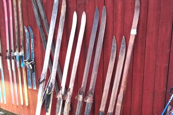 Pyöräytä rohkeasti pihaan kantatieltä ja ihastele suksirivistöä. Näin kehottaa Antero Mattila. Näyttely on esillä vielä tammikuussakin. KUVAT ja VIDEO: MIIANELLA HERRALA