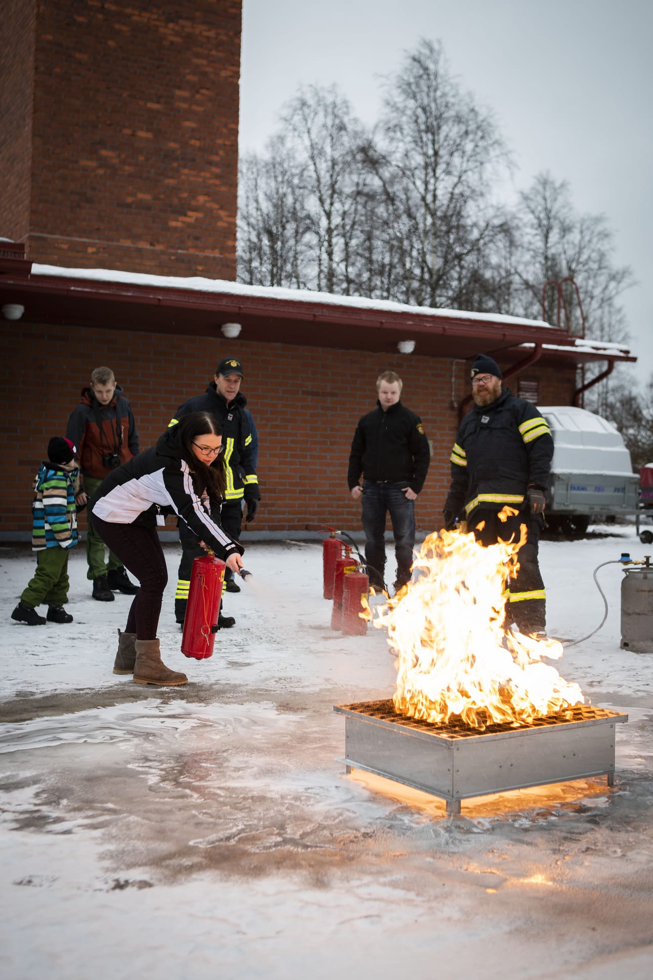 Sanna Juntunen sai kuvitellun keittiöpalon sammumaan jauhesammuttimen harjoitusversiolla hienosti. Yleisö piti alkusammutustaitojen harjoittelua tärkeänä osana VPK:n 60-vuotisjuhlapäivää.