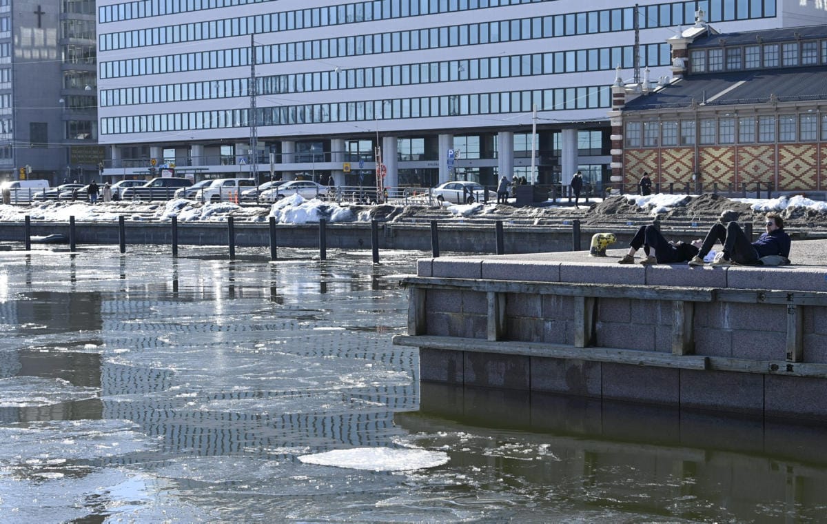 Jäätä Kauppatorin rannassa Helsingissä 14. maaliskuuta. LEHTIKUVA / Emmi Korhonen