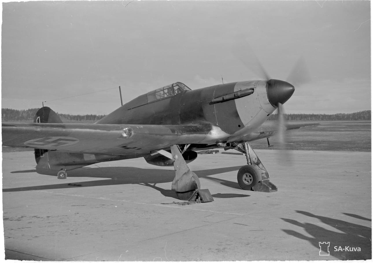 Hawker Hurricane valmistautuu lähtöön.
