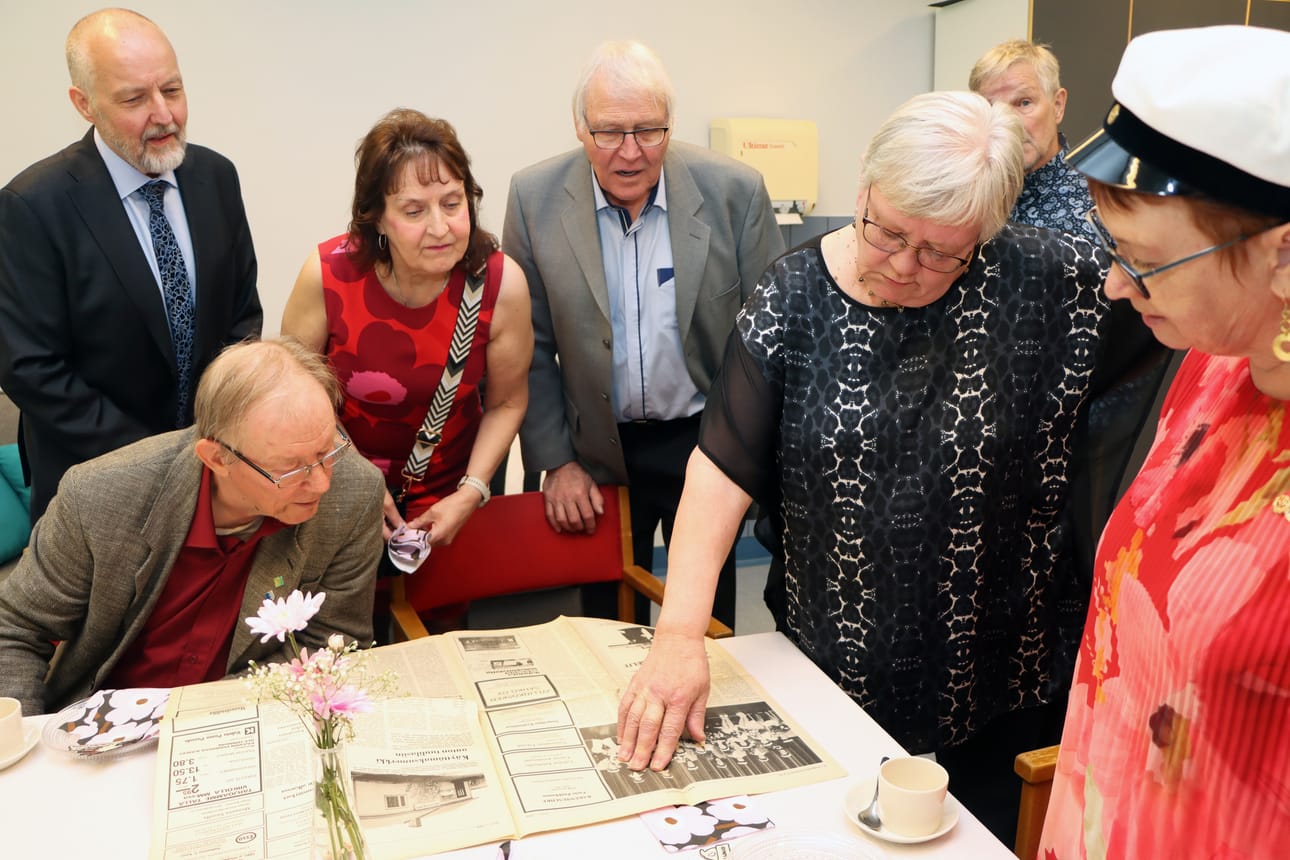Jurvan lukiossa vuonna 1976 ylioppilaiksi valmistuneet tutkivat historian ensimmäistä Jurvan Sanomia, josta löytyy myös heidän ylioppilaskuvansa.