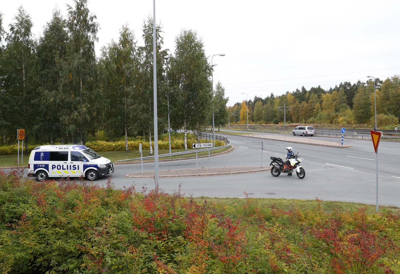 Poliisi ohjasi liikennettä Kalliotien ja Bertel Jungin tien risteyksessä.
