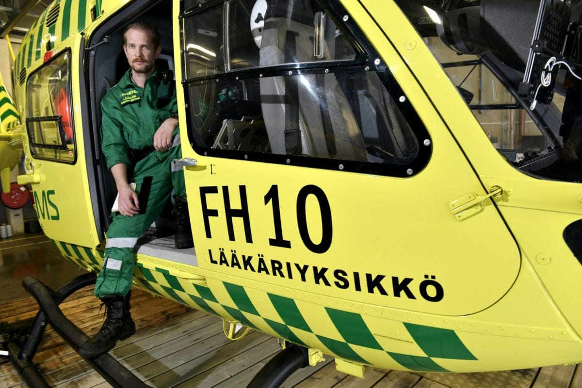 Anestesian ja tehohoidon erikoislääkäri Johannes Björkman lääkärihelikopterin tukikohdassa Helsinki-Vantaan lentoasemalla Vantaalla. LEHTIKUVA / HEIKKI SAUKKOMAA