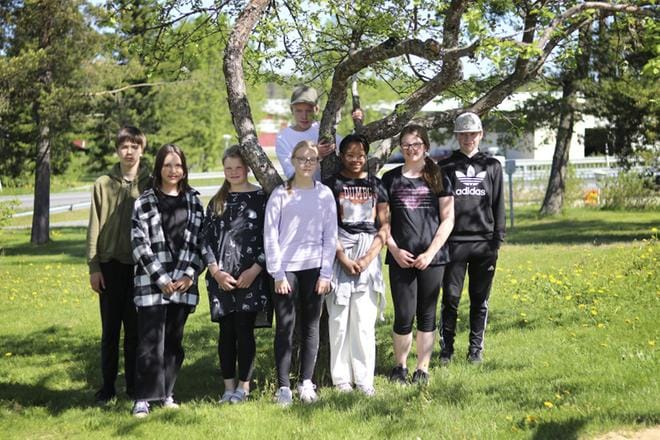 Kahdeksan 6.-luokkalaista päättää huomenna koulutyönsä Ylikylän koulussa. He ovat Viljami Haapa-aho, Joni Pynttäri, Ella-Alisa Rintamäki, Eila Nenonen, Loviisa Hautala, Hetastiina Anttila, Rose-Moona Rautakangas ja Otto Höök. Kuvat: Johanna Kataja