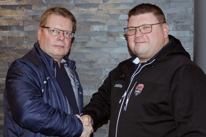 Virkiän puheenjohtaja Sami Latomäki ja Kanun puheenjohtaja Juha-Pekka Hietala kättelivät yhteistyösopimuksen merkiksi. KUVA: JORMA TAINI