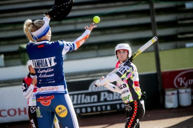SMJ:n Petra Kerola lyömässä. KUVA: JAAKKO ELENIUS