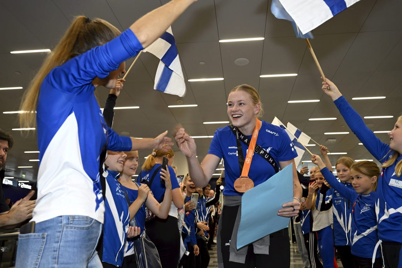 Seiväshypyn MM-pronssimitalisti Wilma Murto saapui perjantaina iltapäivällä Suomeen. LEHTIKUVA / Heikki Saukkomaa