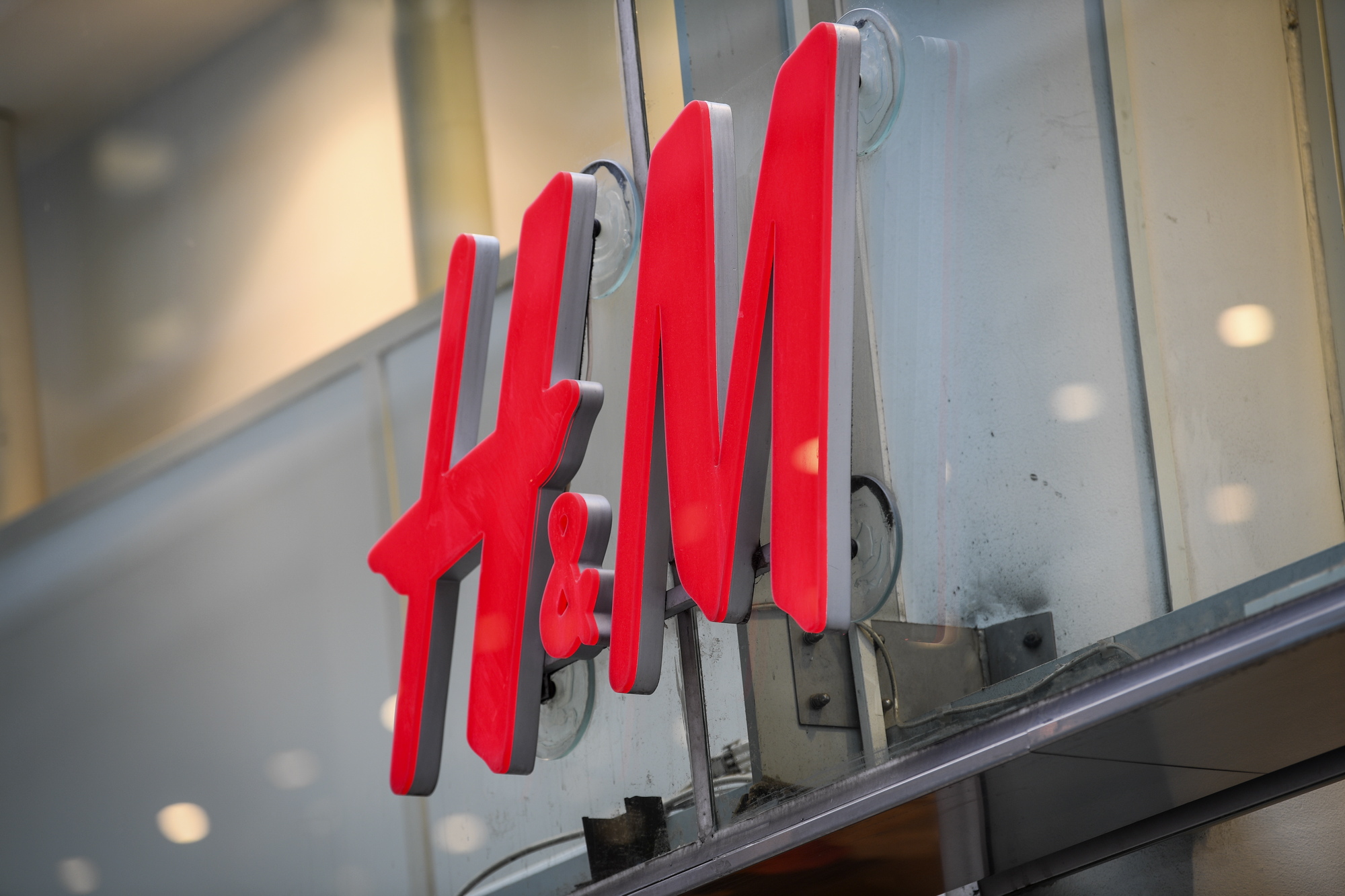 PAM: Vaateliike H&M osa-aikaistaa kaikki kokoaikaiset myyjänsä ja irtisanoo 50 ihmistä