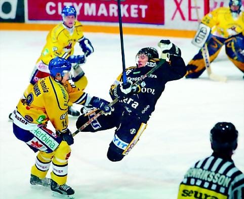 Ratkaiseva jäähy. Lukon hyökkääjä Mika Viinanen kaatoi jatkoajalla Kärppien Andrei Potaichukin. Viinasen jäähyn aikana Kärpät rokotti ratkaisun.