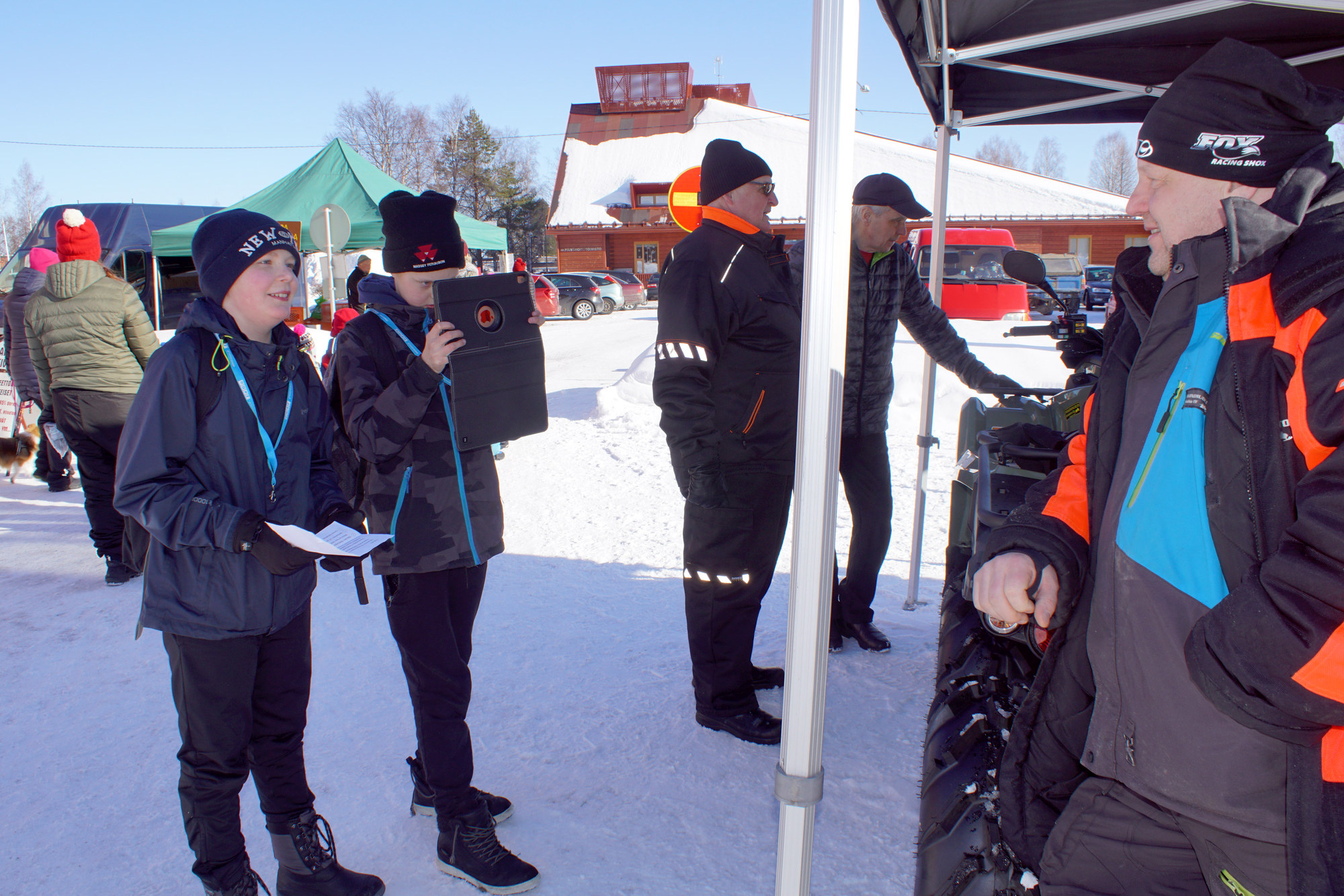 Hirvaskosken koulun viitosluokkalaiset Antton Tervonen ja Lenna Ervasti kiersivät torilla haastattelemassa ihmisiä. Tässä tiukassa tentissä kauppias Jari Keskiaho.