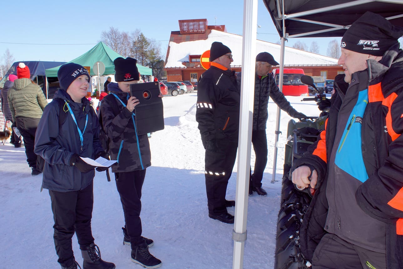 Hirvaskosken koulun viitosluokkalaiset Antton Tervonen ja Lenna Ervasti kiersivät torilla haastattelemassa ihmisiä. Tässä tiukassa tentissä kauppias Jari Keskiaho.