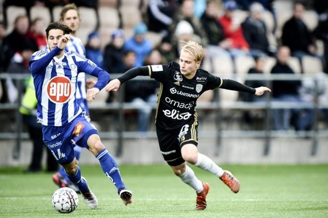 SJK pudotti Helsingin Jalkapalloklubin Veikkausliigan valtaistuimelta kolme vuotta sitten, mutta HJK on vallannut valtikan takaisin itselleen. Mestari HJK kukisti SJK:n kolmesti päättyneellä liigakaudella, eikä SJK saanut tehtyä otteluissa yhtään maalia. Kuvassa pallosta taistelevat HJK:n Sebastian Dahlström ja SJK:n Matti Klinga. KUVA: LEHTIKUVA/AKU HÄYRYNEN