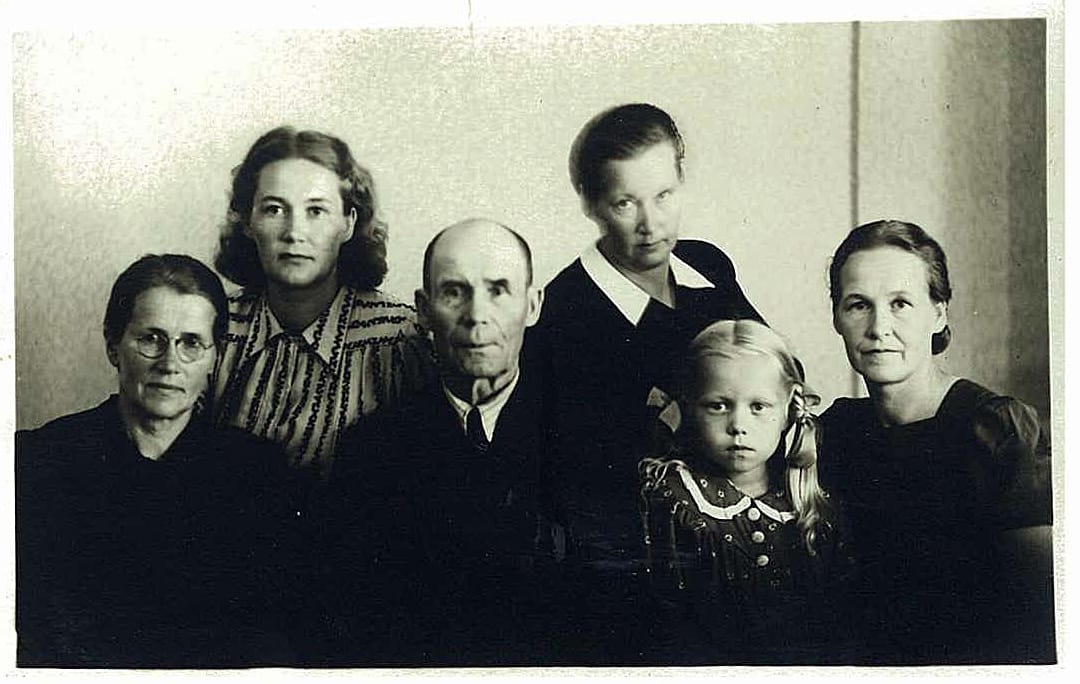 Antti Turunen tyttärineen. Tytöt vasemmalta: Ellen, Alli, Aino ja Aili sekä Ailin tytär.