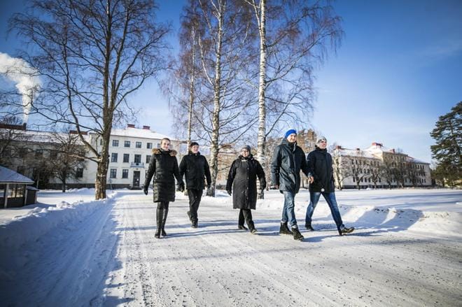 Seinäjokelaiset Ulla-Maija, Keijo, Liisa ja Johannes Karhu sekä Sami Asumus ovat Törnävän piirin sairaalan alueen uudet omistajat. Alueen ensimmäinen rakennus valmistui vuonna 1920. Kuva: Krista Luoma