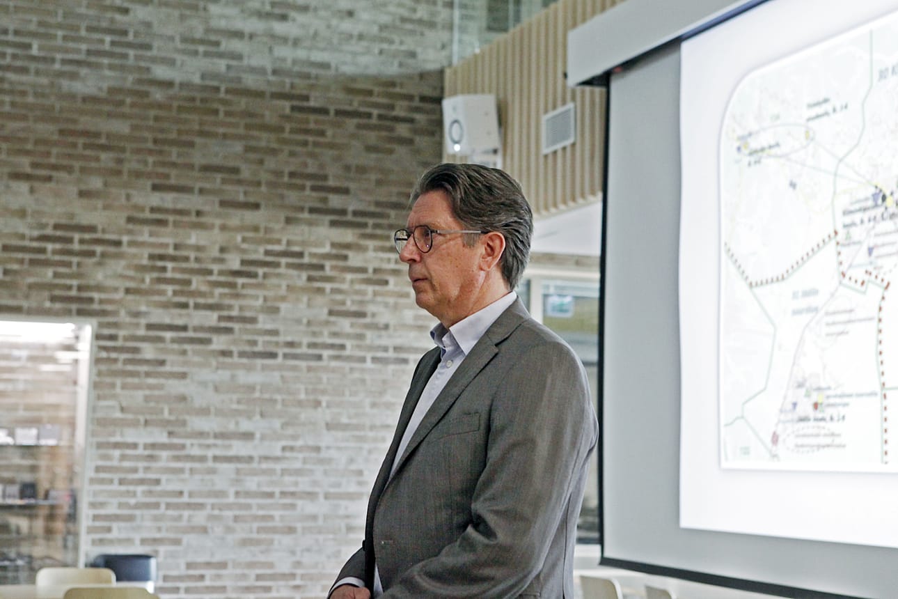 Oulun kaupungin sivistys- ja kulttuurijohtaja Mika Penttilä esitteli tiistaina Kiiminkipuiston koulussa palveluverkkoon suunniteltuja muutoksia.