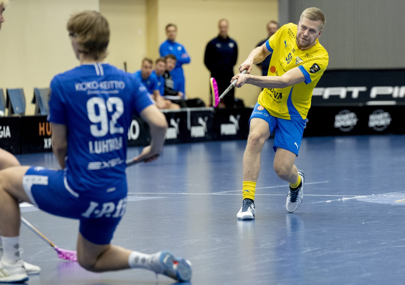 OLS:n Santtu Rehu painoi illalla liigaottelussa työpäivän päätteeksi.