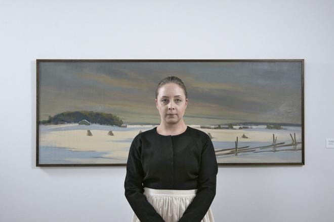 Kuka oli neiti Kekäläinen, Nelimarkan maalauksen salaperäinen Tarjotinta kantava nainen? Neiti Kekäläisen roolissa nähdään valovoimainen Teatteri-ilmaisun ohjaaja (YAMK) Juulia Soidinaho, joka on myös käsikirjoittanut opastuksen. KUVA: NELIMARKKA-MUSEO