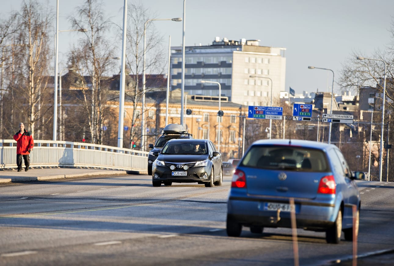Katupölyn sitomiseen käytetään laimennettua kalsiumkloridiliuosta.