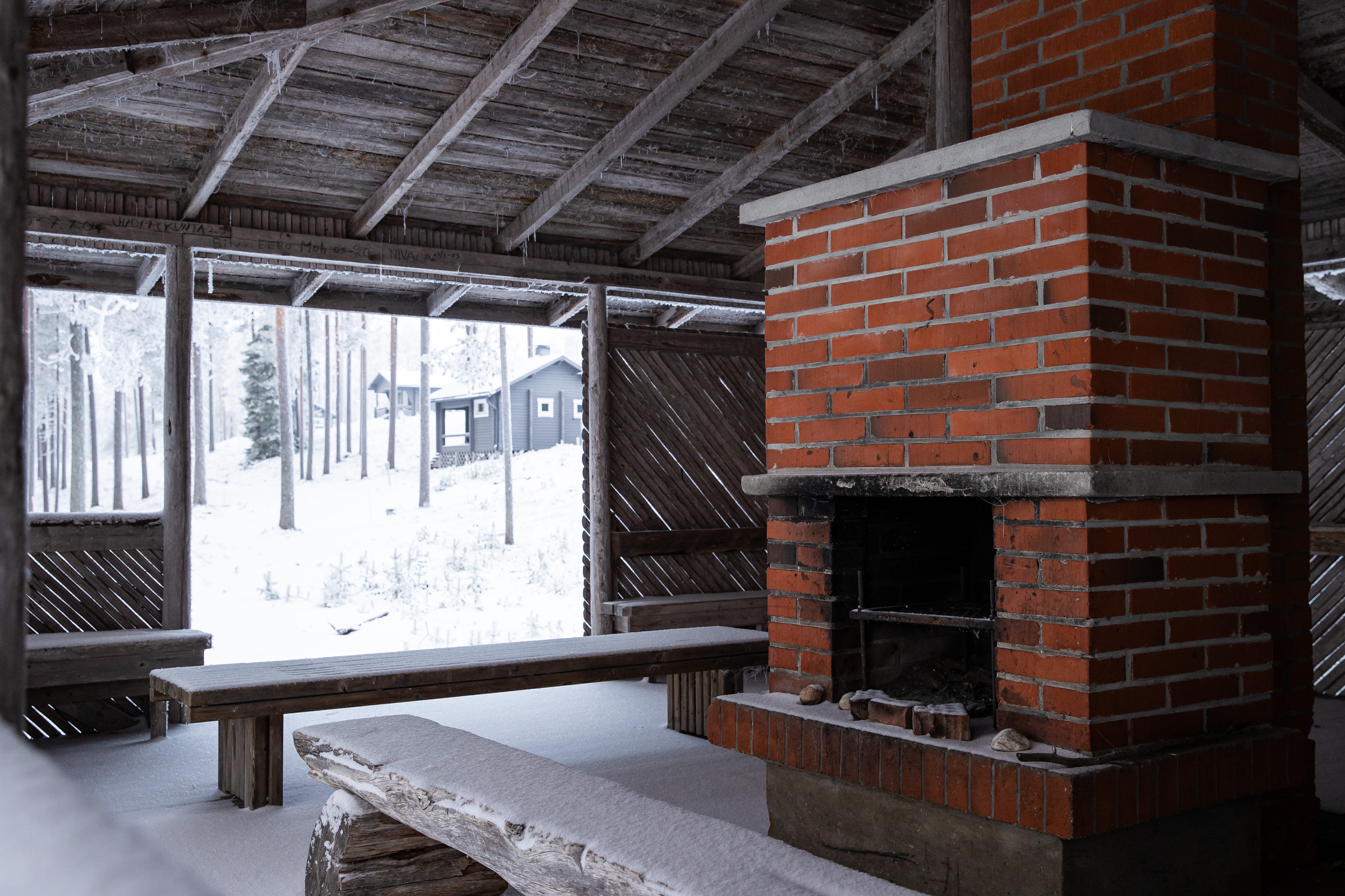 Rinteessä sijaitsevien mökkien lähellä on kierrätyspiste ja grillikatos.