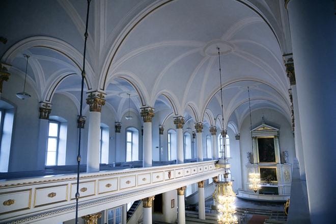 Suosittuun Mustasaaren kirkkoon on varattu ensi kesälle noin 40 vihkimistä. Puolet vihittävistä on mustasaarelaisia, puolet vaasalaisia. KUVA: TIMO ANNANPALO