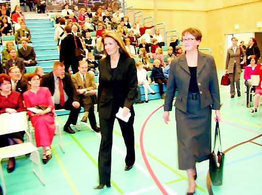 Aihetta juhlaan. Kärsämäen kunnanjohtaja Riitta Hokkanen ja kulttuuriministeri Tanja Karpela seurasivat juhlaohjelmaa eturivistä. Miesväki sai kurkkia olkapäiden ylitse.