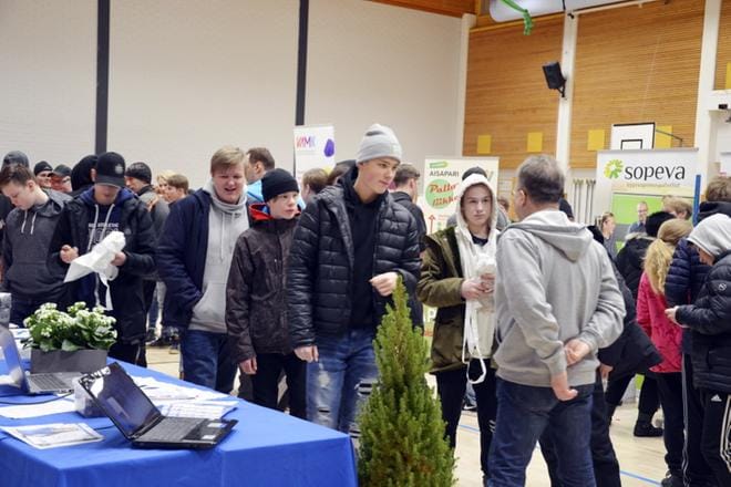 Yläkoulun juhlasalissa järjestettiin tänään Ready 4 life -tapahtuma alueen nuorille.