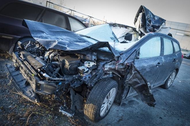 Farmariauto meni lunastukseen hevoskolarissa. Pahiten ovat vaurioituneet auton keulaosa, katto ja vasen sivu. KUVA: OSKU PIENIMÄKI / ESA SILTALOPPI MEDIA