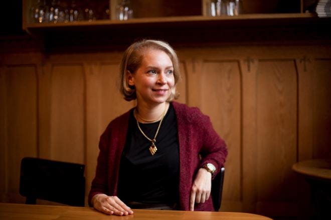 Kiertotalousasiantuntija Tuuli Mäkelä on sekä ekonomi että valtiotieteilijä. Hänestä Vaasa on kaupunki, jonne hän voisi jopa ajatella muuttavansa. KUVA: JAAKKO ELENIUS