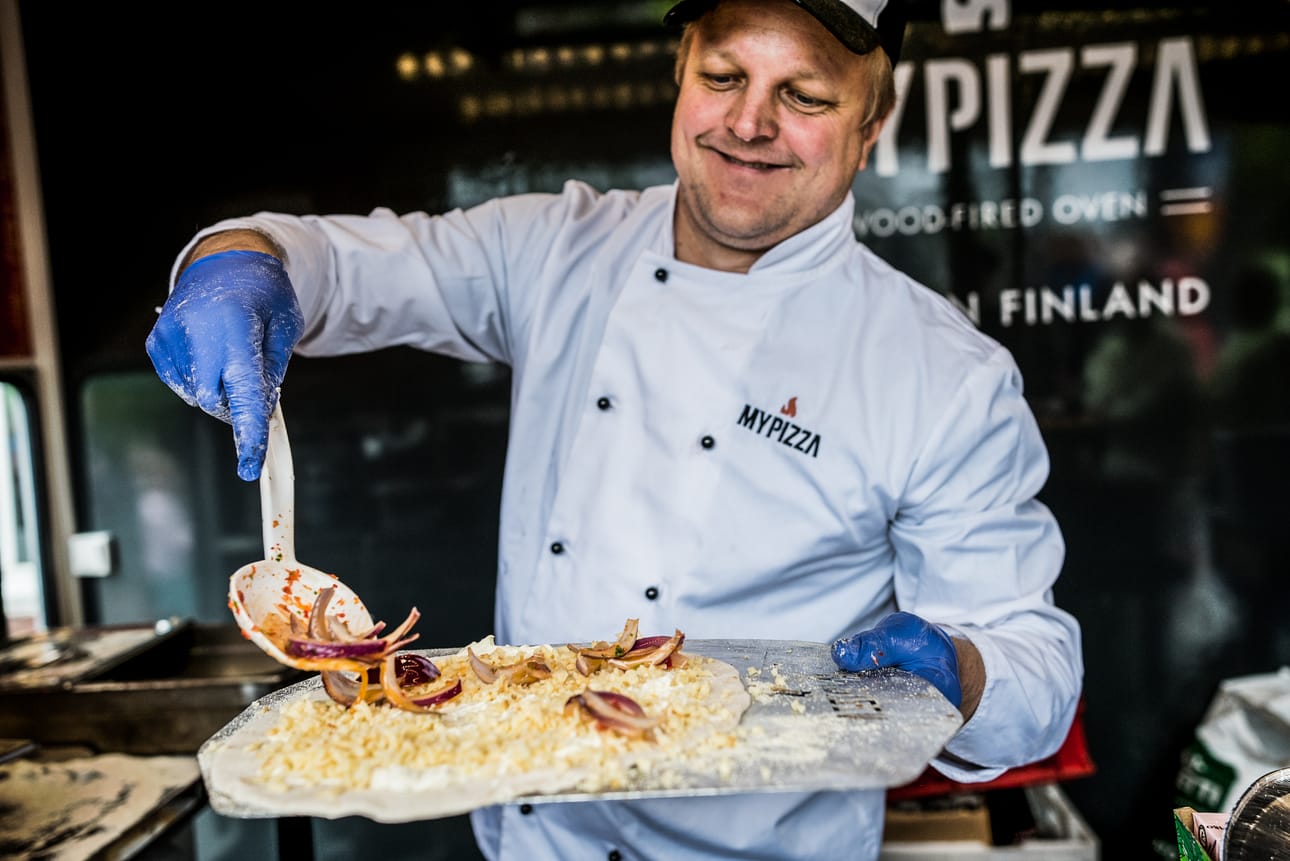 Kujalan porotilan ja keittiömestari Matti Hurttian poropizzat ja -burgerit menivät kuin kuumille kiville.
