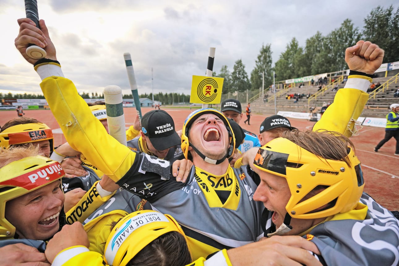 Voitto kotiin. Vili Still iski ratkaisevan lyönnin komeasti linjasta yli kopparin eteen ja velimies Topi toi voittojuoksun. Suoritusta on aiheellista tuulettaa antaumuksella.
