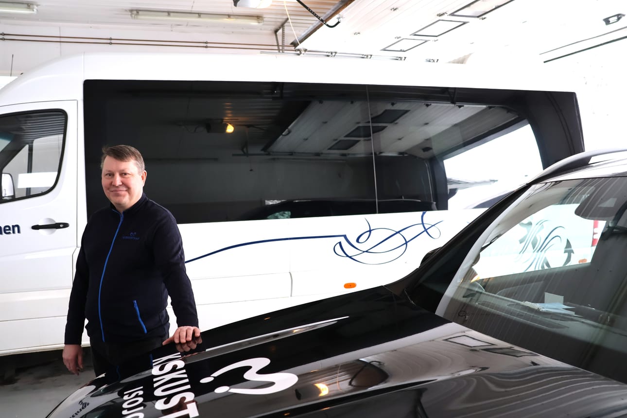 Raine Lahtisen viimeisen hankinta on taustalla näkyvä pienoisbussi. Hän on laajentanut osaamistaan linja-autoalan yrittäjäksi.