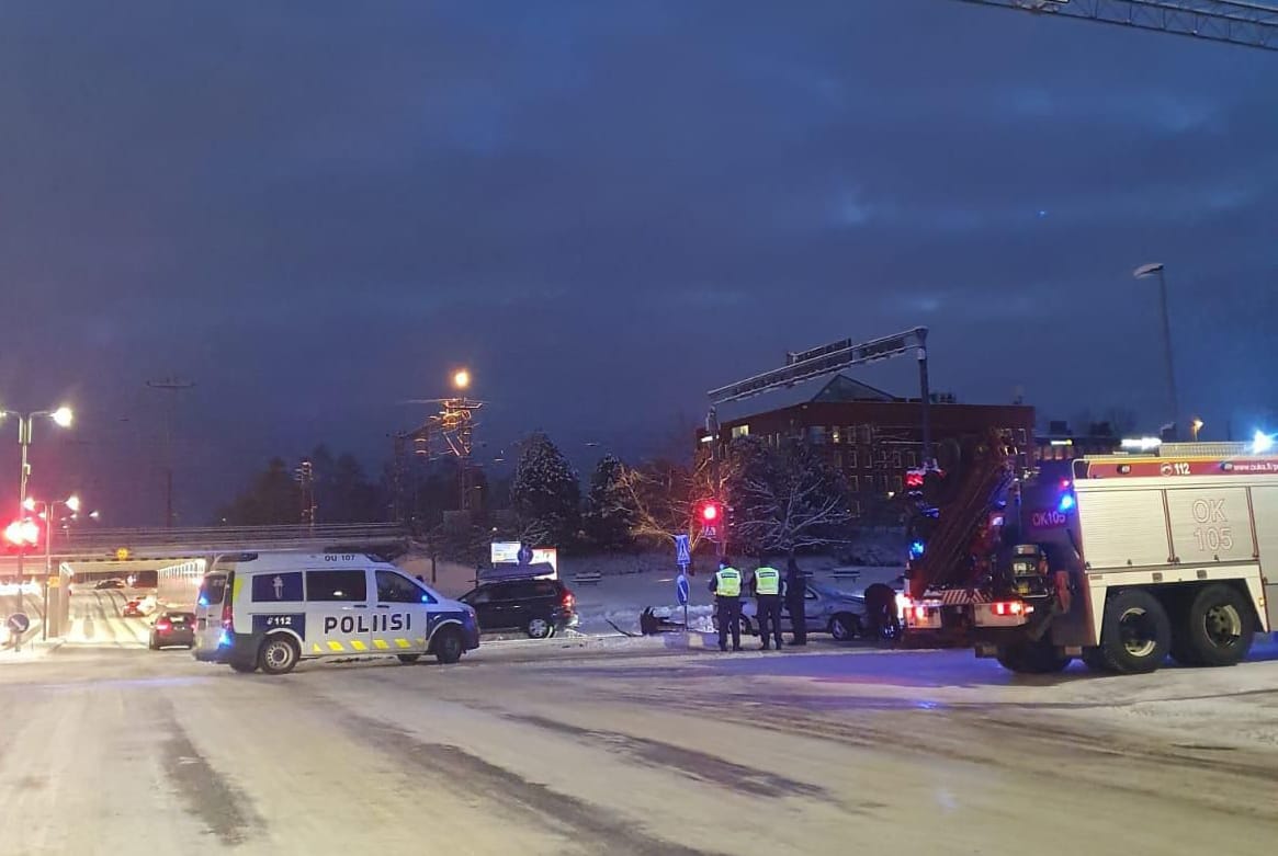 Saaristonkadun ja Rautatienkadun risteyksessä kolaroitiin sunnuntaina.