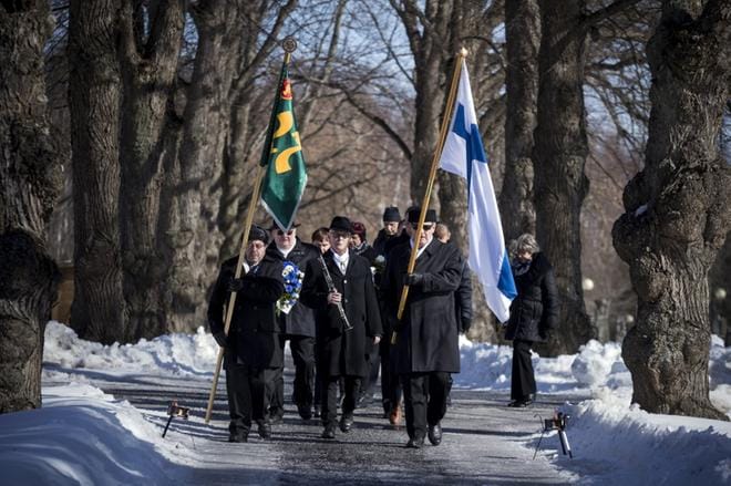 Oskar Peltokankaan omaiset ja muistotilaisuuteen osallistuneet Jääkäripataljoona 27:n perinneyhdistyksen Vaasan osaston jäsenet saapuivat 1918 sankarihaudalle kulkueena, jonka kärjessä olivat Suomen lippu ja jääkärilippu. Kuvat: Jarno Pellinen