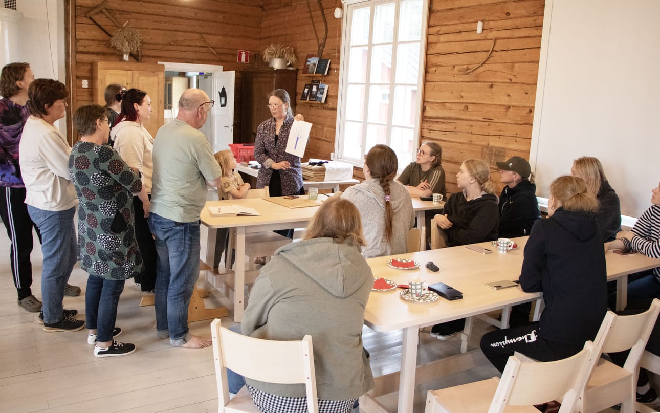 Akvarellipajaan osallistuneet seurasivat tarkasti Niina Kestilän opastusta tämän näyttäessä mallia.