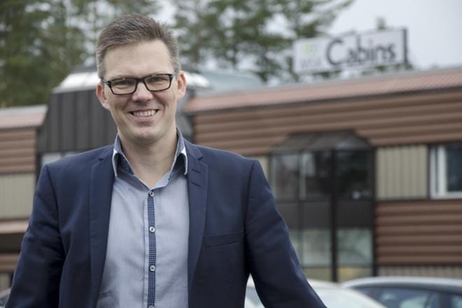 Henkilöstöjohtaja Tero Yliselä pitää perheyrityksen isoimpana vahvuutena sitä, että niitä hoidetaan pitkäjännitteisemmin ja hötkyilemättä kuin omaa lastaan: ”Kasvukivut ymmärretään eikä lähdetä heti panikoiden karsimaan isolla kädellä keskivartalolihavuutta”. KUVA: JUHA AHO-PYNTTÄRI
