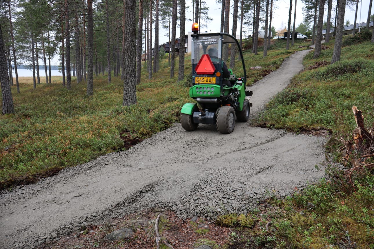 Eero Posio oli töissä Posion keskustaajamassa Miilutien ja Koivulahden uimarannan välisellä polulla. Etualalla oleva levike odotti betonijalkaista penkkiä.