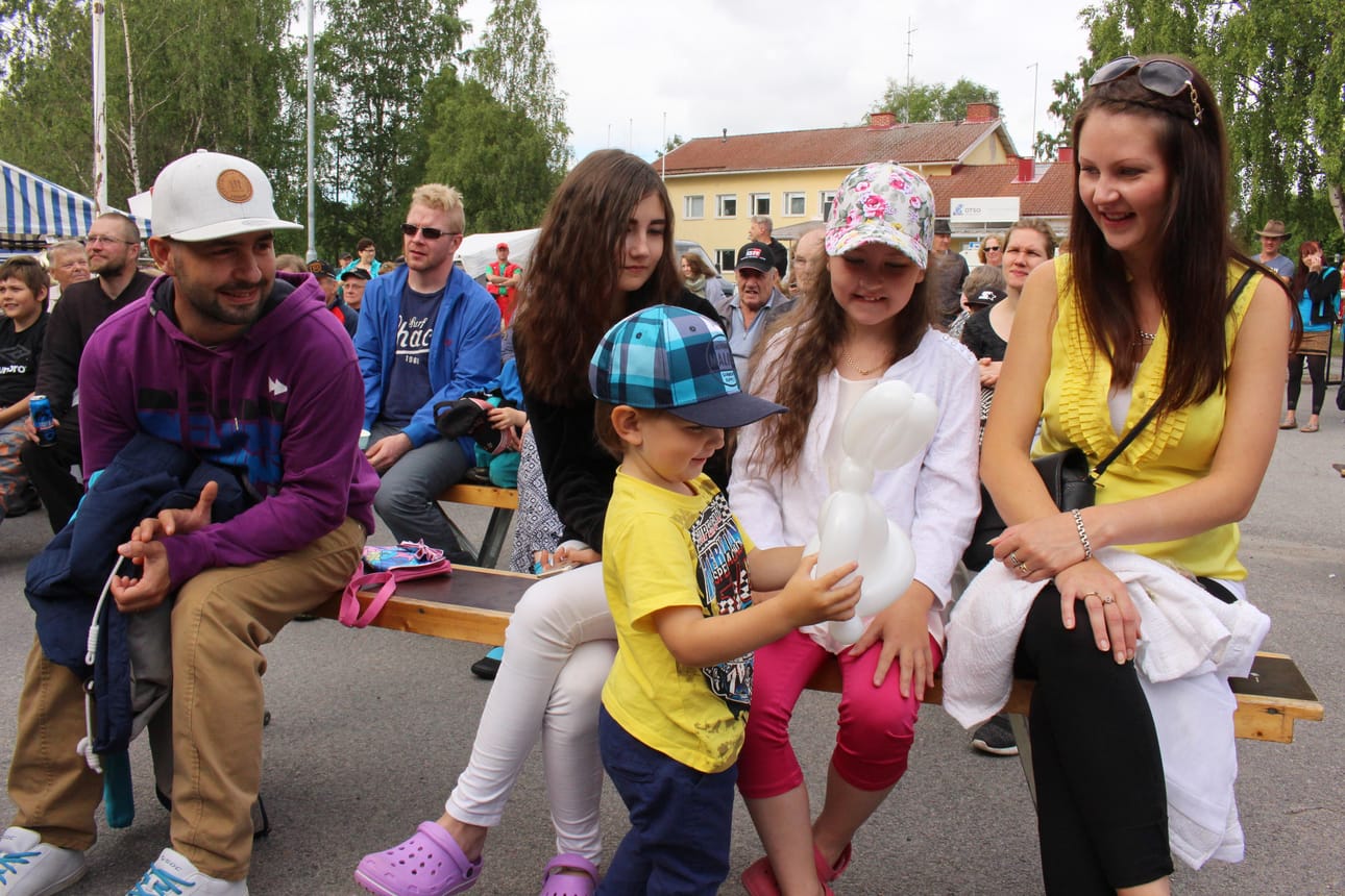 Johnny Panni, Jemina Julkunen,Lucas,Amanda ja Sandra Panni viihtyivät koko perheen voimin Pulkkila-päivien torilla.