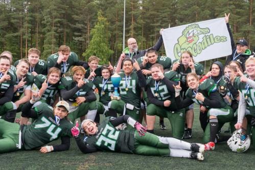 Suomen mestaruuden selvittyä U17-joukkue oli yhtä hymyä. Kuva Olli-Matti Matihalti