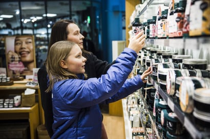 10-vuotias Aino Lakela on tarkka mitä kosmetiikkatuotteita käyttää ja tietää myös, mikä on INCI-lista