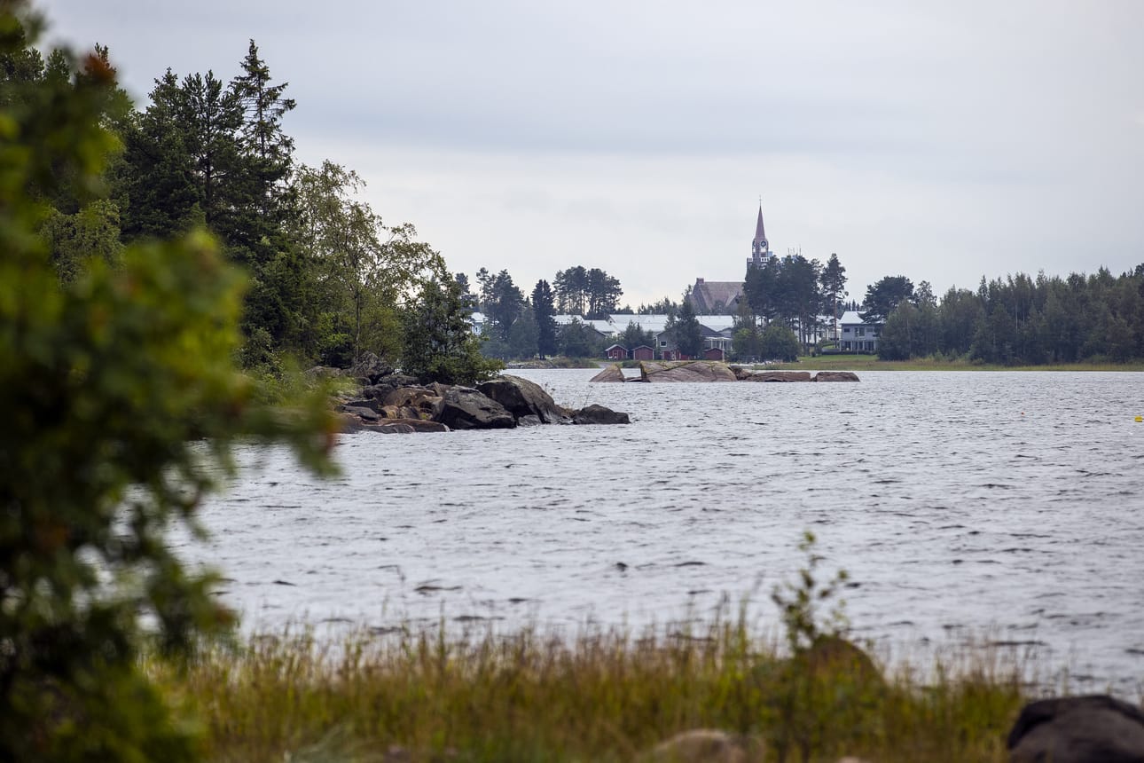 Mikonkarista näkee myös Raahen kirkon.