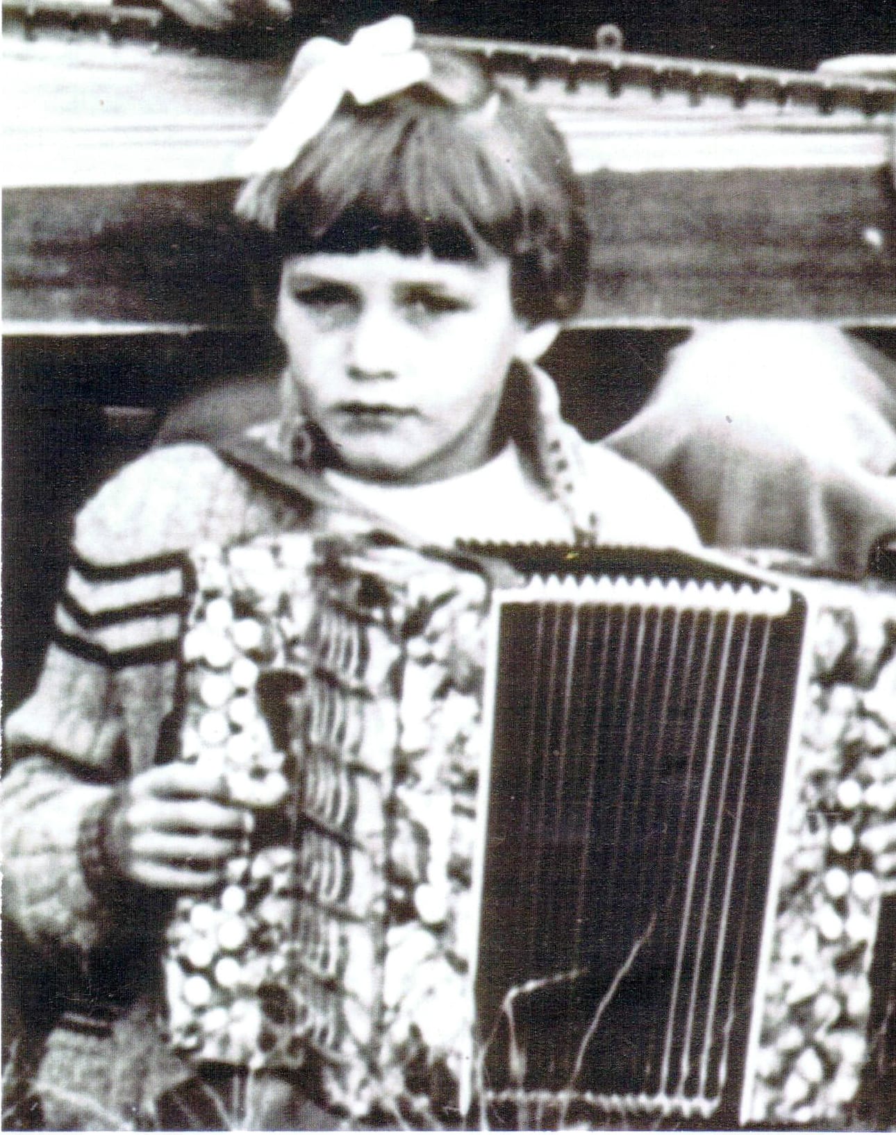 Nuori haitarinsoittaja kuvattuna Sapsalammilla vuonna 1956.