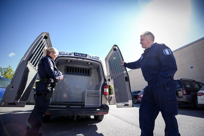 Pohjanmaan poliisilaitoksen vanhempi konstaapeli Maria Perälä ja komisario Timo Välimäki valvovat nuorten hauskanpitoa viikonloppuna. – Nuoret käyttäytyvät pääsääntöisesti hyvin ja jäävät selvittelemään asioita poliisin tullessa paikalle, Perälä kertoo kokemuksistaan kentältä. KUVA: PAULA KASKIMAA