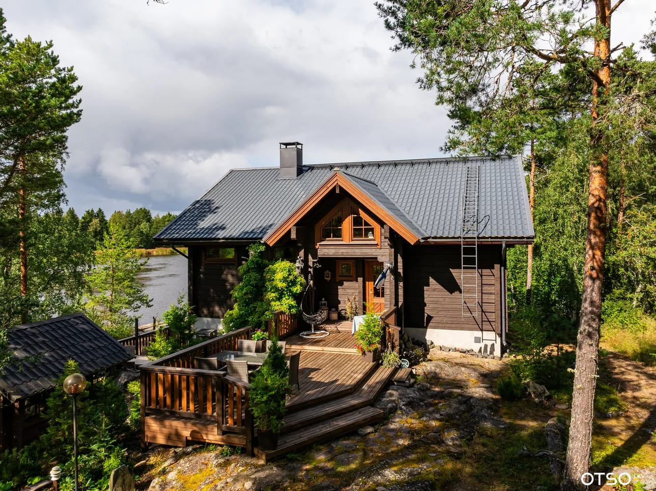Suojaisa hirsihuvila Kristiinankaupungissa meren äärellä on myynnissä lähes puolella miljoonalla eurolla.