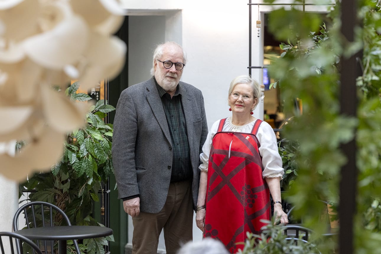 Karjalan Liiton Pohjolan piirin puheenjohtajalla Päivi Kytömäellä on yllään karjalaisen kansanpuvun moderni versio Marimekon kankaasta. Oululainen Roy Mattson on Karjalaisten kesäjuhlien alueellisen viestinnän ja markkinoinnin vetäjä.