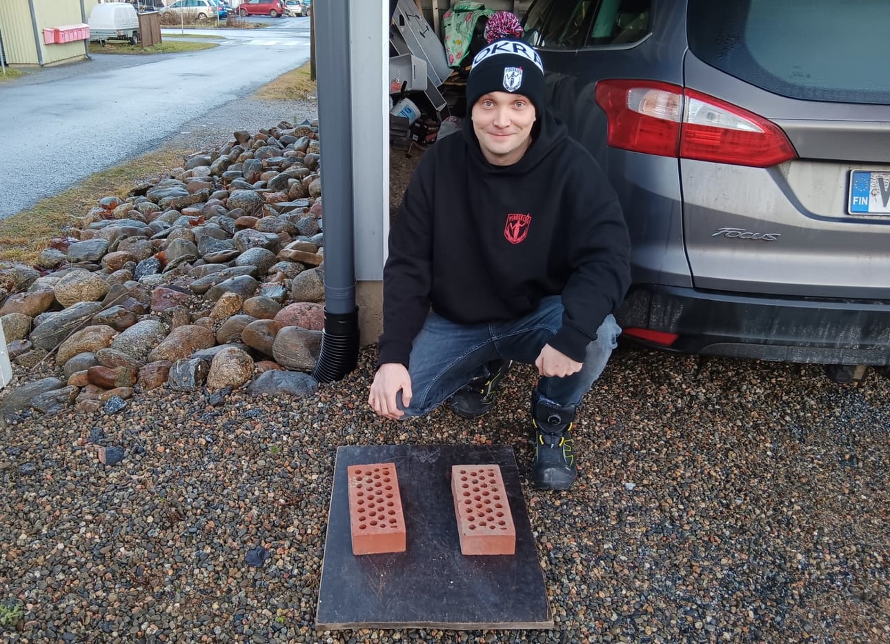 Ilotuliteharrastaja Teemu Korpela esittelee helpon ja hyvän laukaisualustan. Tärkeintä on alustan kovuus ja että ilotulitteet pysyvät pystyssä.