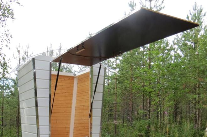 Kajaanilaisen Mika Korhosen ulkovessan erikoisuus on kaasujousilla avautuva ovi. Oven ollessa kiinni pieni nykäisy tai tönäisy saa oven aukeamaan yläasentoon asti. Vessan katto on läpinäkyvä, pöntöllä istuessa voi katsoa tähtitaivasta. Vessan pystyy siirtämään osina paikasta toiseen. – Materiaalivalinnoissa painotin minimalistista ulkonäköä ja kestävyyttä. KUVA: Mika Korhonen